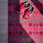 Op maat gemaakte droogloopmat van Studio LilaLine met een speelse klaprozenprint in roze en roodtinten – de bloemen lijken te dansen over het oppervlak en geven een vrolijke, zomerse uitstraling. De mat is slijtvast en vochtopnemend, en brengt meteen kleur en karakter in je entree.