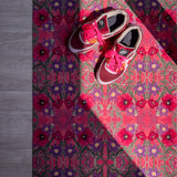 Op maat gemaakte droogloopmat van Studio LilaLine met een speelse klaprozenprint in roze en roodtinten – de bloemen lijken te dansen over het oppervlak en geven een vrolijke, zomerse uitstraling. De mat is slijtvast en vochtopnemend, en brengt meteen kleur en karakter in je entree.