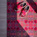 Op maat gemaakte droogloopmat van Studio LilaLine met een speelse klaprozenprint in roze en roodtinten – de bloemen lijken te dansen over het oppervlak en geven een vrolijke, zomerse uitstraling. De mat is slijtvast en vochtopnemend, en brengt meteen kleur en karakter in je entree.