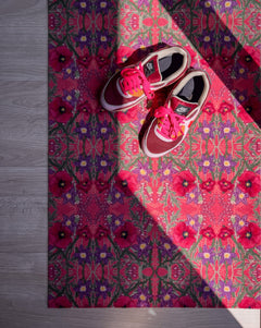 Op maat gemaakte droogloopmat van Studio LilaLine met een speelse klaprozenprint in roze en roodtinten – de bloemen lijken te dansen over het oppervlak en geven een vrolijke, zomerse uitstraling. De mat is slijtvast en vochtopnemend, en brengt meteen kleur en karakter in je entree.