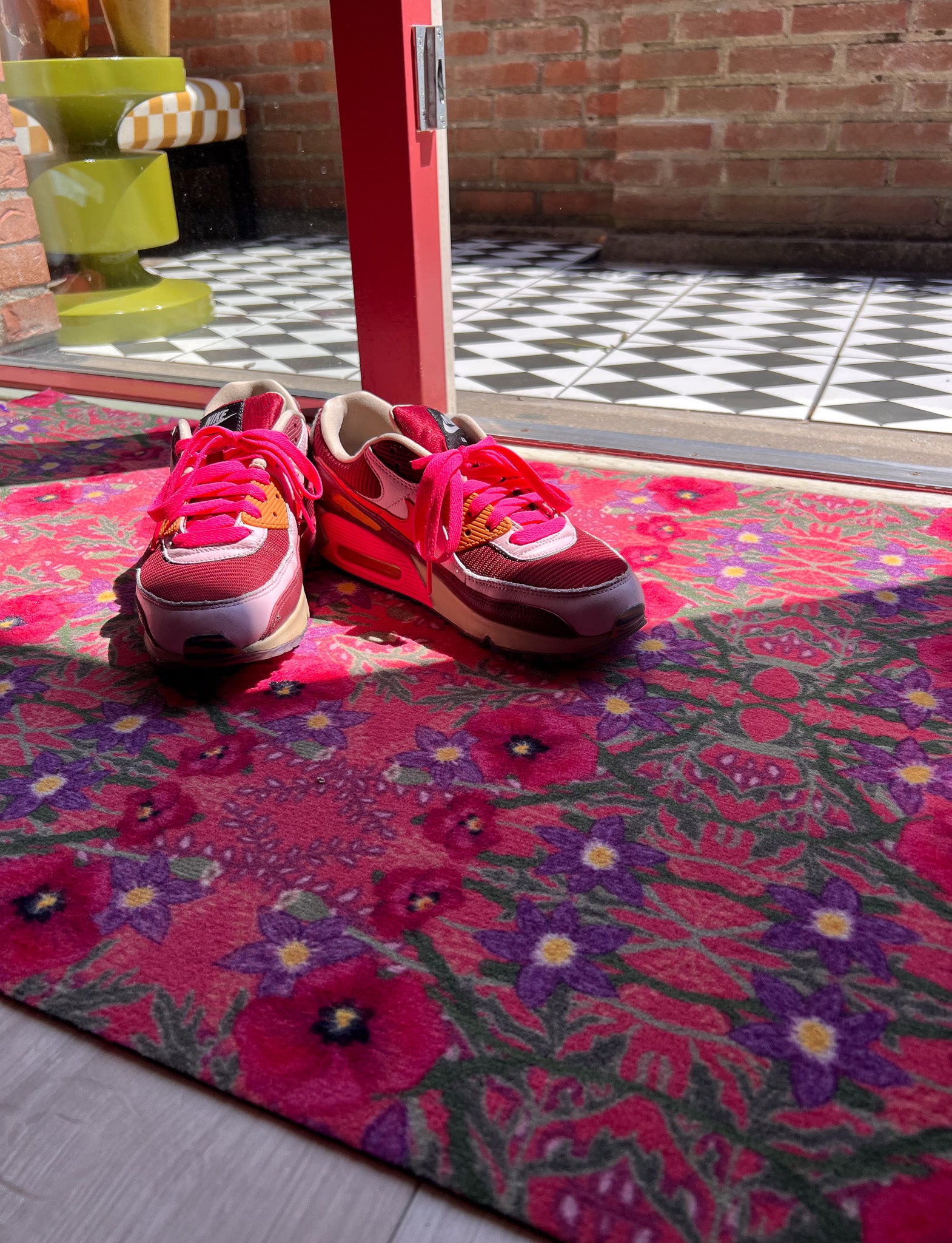 Op maat gemaakte droogloopmat van Studio LilaLine met een speelse klaprozenprint in roze en roodtinten – de bloemen lijken te dansen over het oppervlak en geven een vrolijke, zomerse uitstraling. De mat is slijtvast en vochtopnemend, en brengt meteen kleur en karakter in je entree.