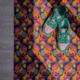 Droogloopmat en deurmat van Studio LilaLine met een vrolijk pompoenmotief in oranje, paars en roze – de ronde vormen en warme kleuren geven een speelse herfstige sfeer met een twist. De mat is slijtvast, goed vochtopnemend en perfect om je hal of voordeur kleur én karakter te geven. Praktisch én feestelijk in één.