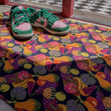 Droogloopmat en deurmat van Studio LilaLine met een vrolijk pompoenmotief in oranje, paars en roze – de ronde vormen en warme kleuren geven een speelse herfstige sfeer met een twist. De mat is slijtvast, goed vochtopnemend en perfect om je hal of voordeur kleur én karakter te geven. Praktisch én feestelijk in één.
