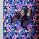 Op maat gemaakte droogloopmat Purple Flowers met bloemendessin in paarse tinten – elegante design deurmat voor binnen van Studio LilaLine