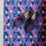 Op maat gemaakte droogloopmat Purple Flowers met bloemendessin in paarse tinten – elegante design deurmat voor binnen van Studio LilaLine