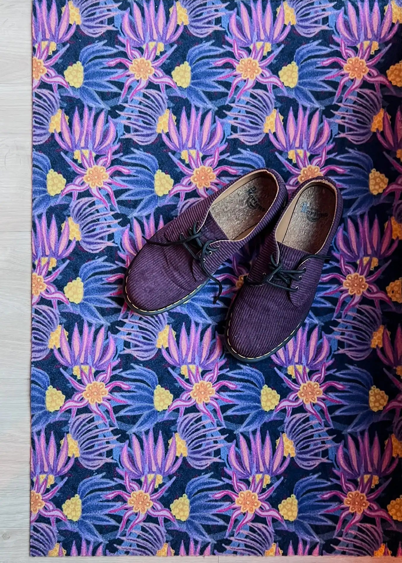 Op maat gemaakte droogloopmat Purple Flowers met bloemendessin in paarse tinten – elegante design deurmat voor binnen van Studio LilaLine