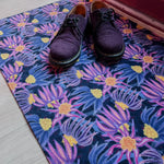 Op maat gemaakte droogloopmat Purple Flowers met bloemendessin in paarse tinten – elegante design deurmat voor binnen van Studio LilaLine