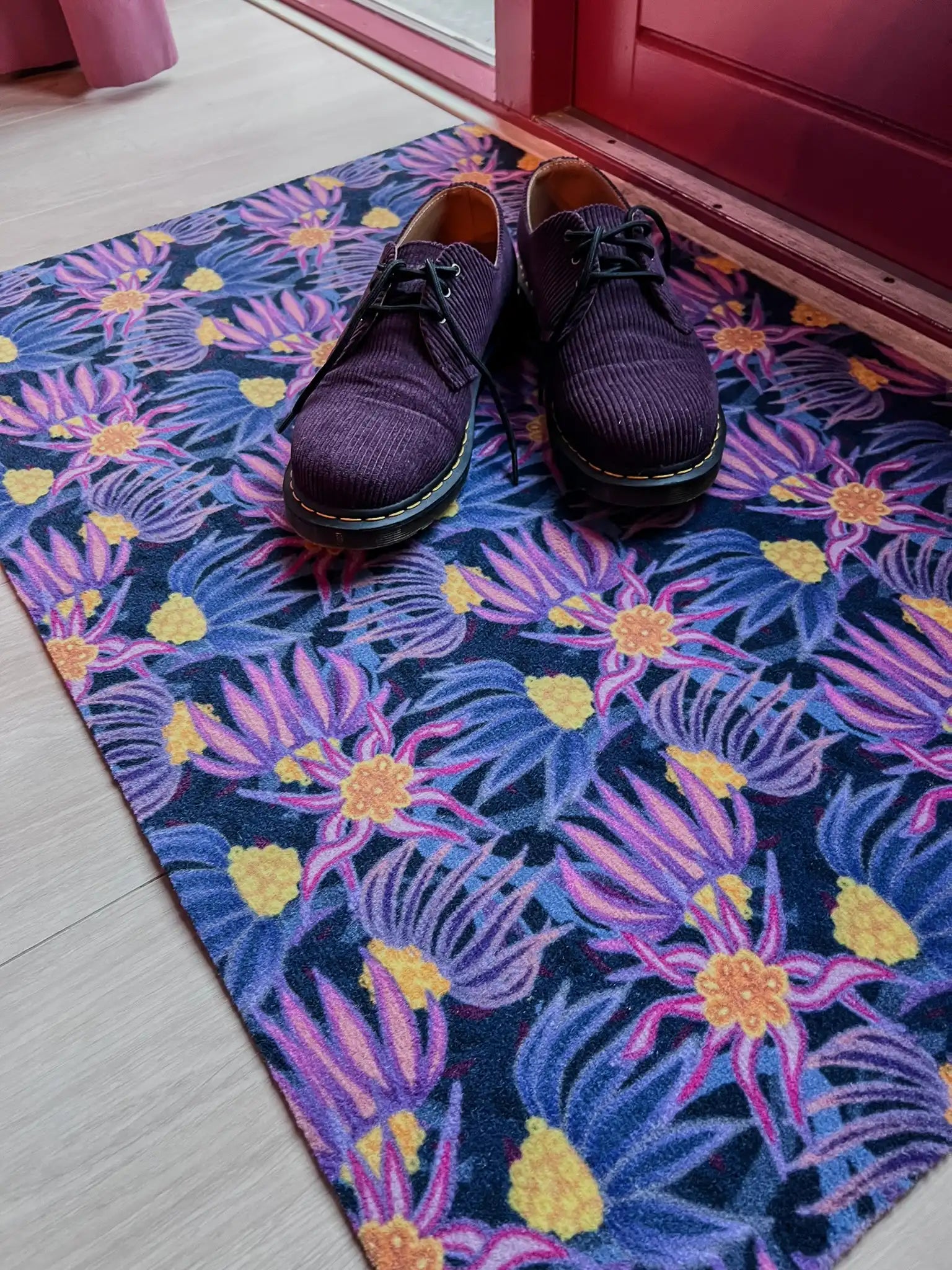 Op maat gemaakte droogloopmat Purple Flowers met bloemendessin in paarse tinten – elegante design deurmat voor binnen van Studio LilaLine