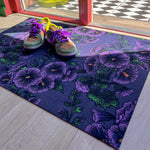 Droogloopmat met lila stokrozen op een vergrijsd blauwe achtergrond. Een rustige, zachte winterprint met een vleugje romantiek.