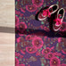 Droogloopmat met roze stokrozen op een diepe paarse ondergrond. Een rijke, zomerse print vol charme en contrast.