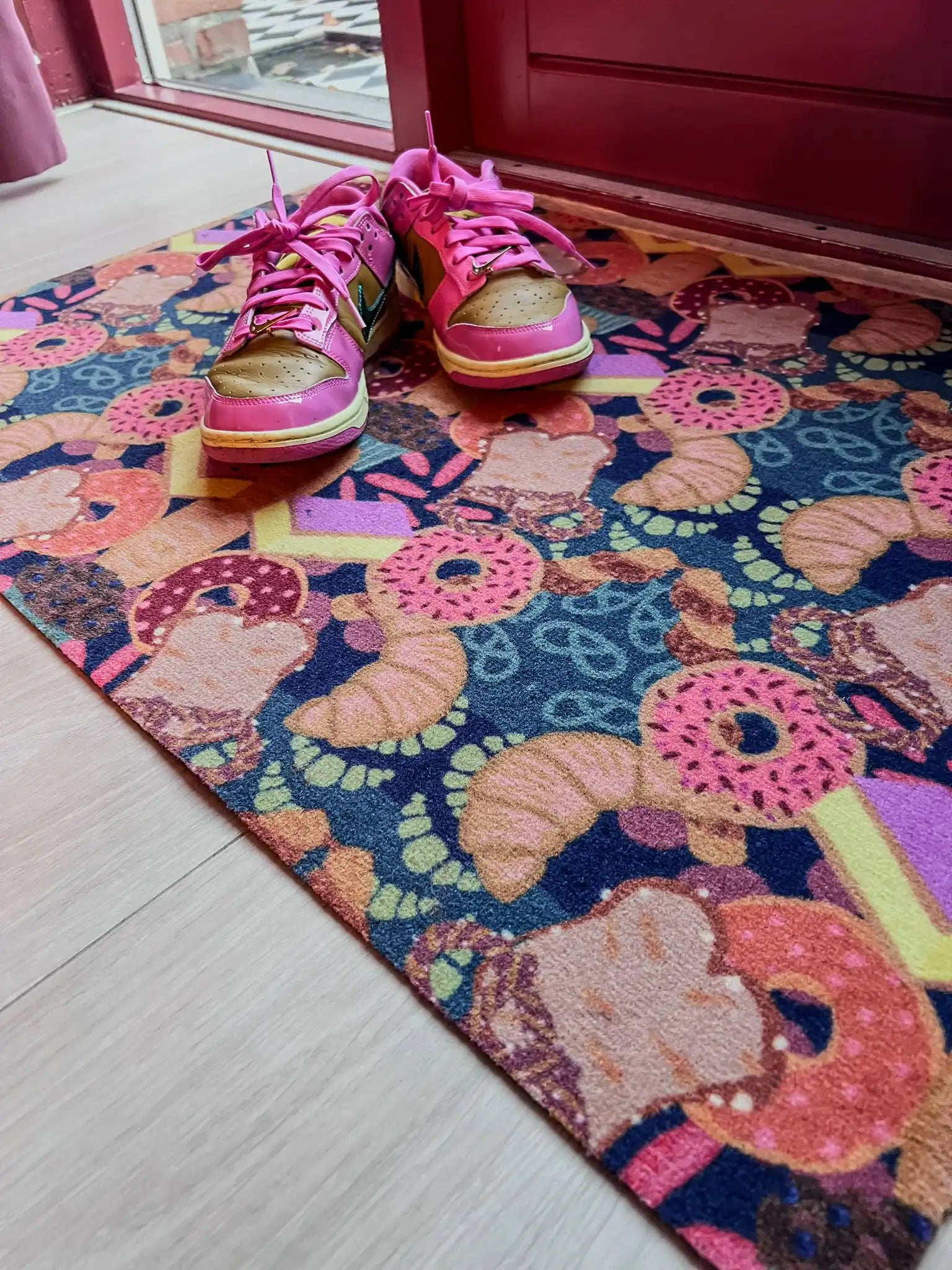 Op maat gemaakte droogloopmat Sweet Dreams in petrol met illustraties van taartjes en lekkernijen – vrolijke design deurmat voor binnen van Studio LilaLine