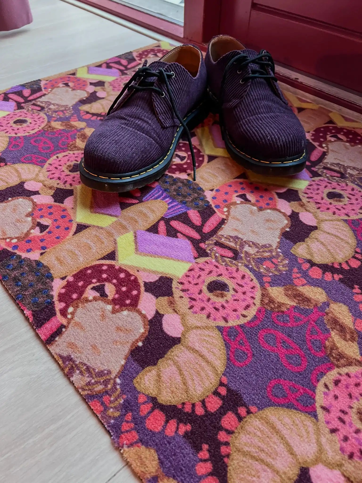 Op maat gemaakte droogloopmat Sweet Dreams in roze met print van gebakjes en koekjes – zoete design deurmat voor binnen van Studio LilaLine