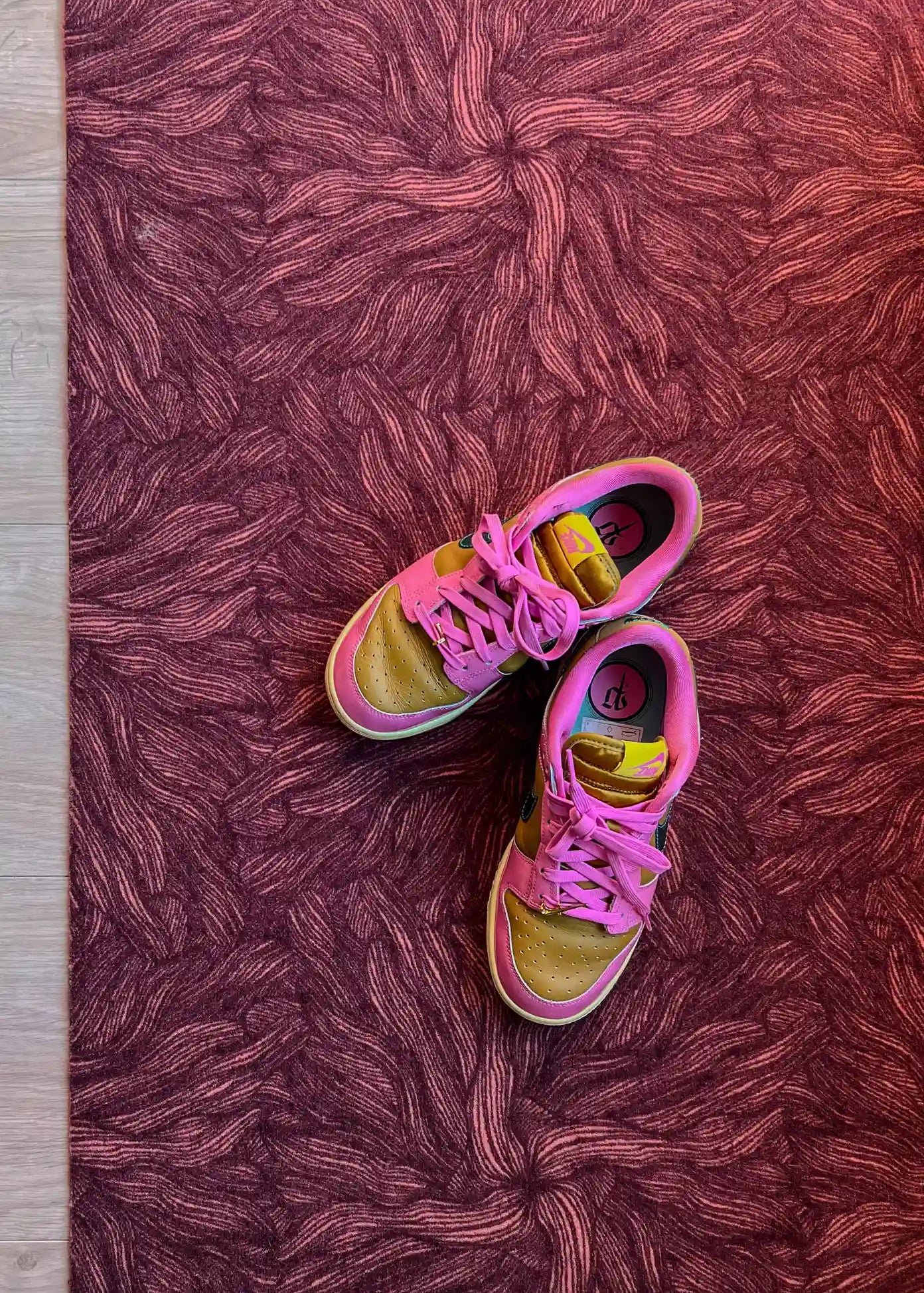 Op maat gemaakte droogloopmat Swirl in donkere terratinten met vloeiend lijnenspel – warme design deurmat voor binnen van Studio LilaLine