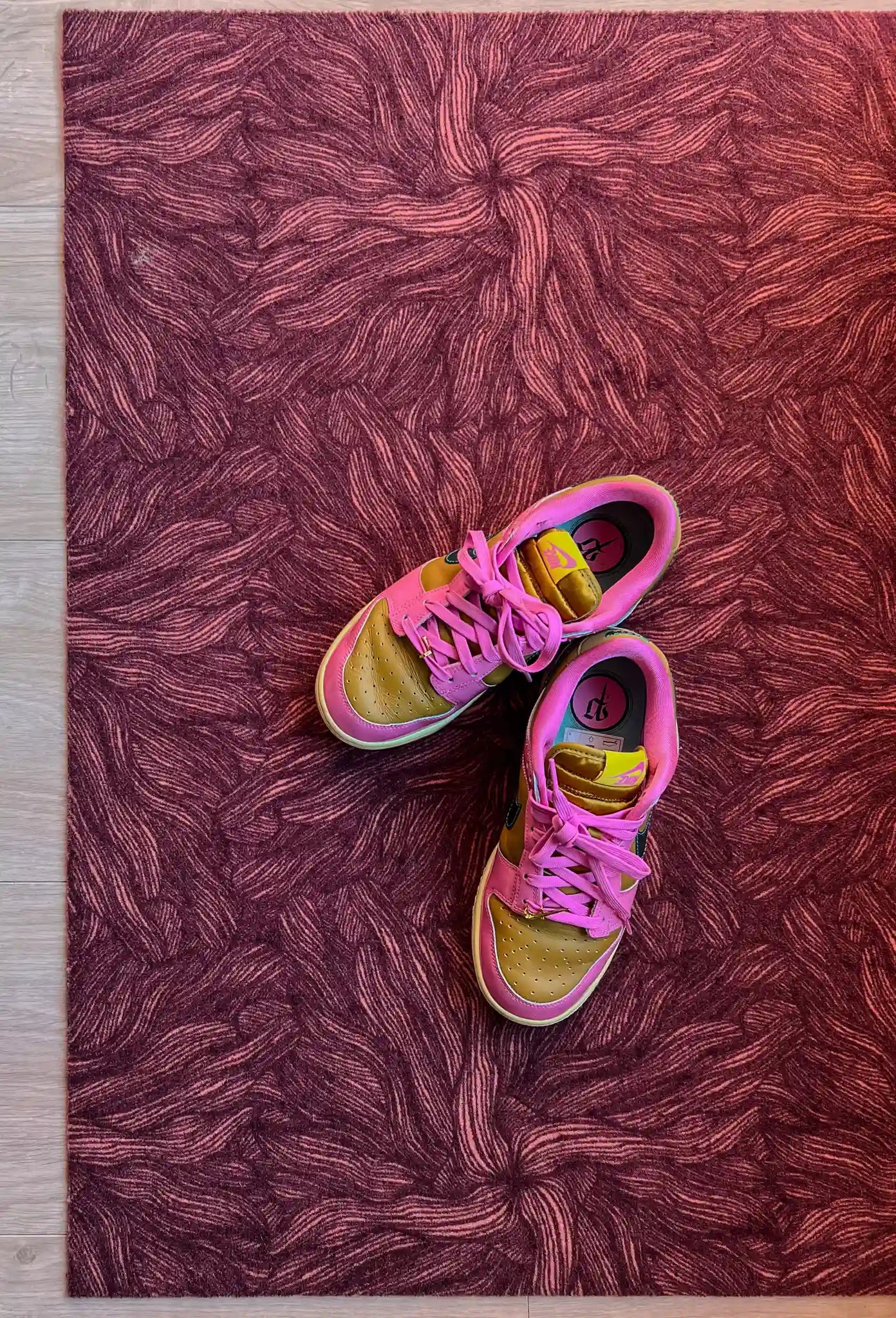 Op maat gemaakte droogloopmat Swirl in donkere terratinten met vloeiend lijnenspel – warme design deurmat voor binnen van Studio LilaLine