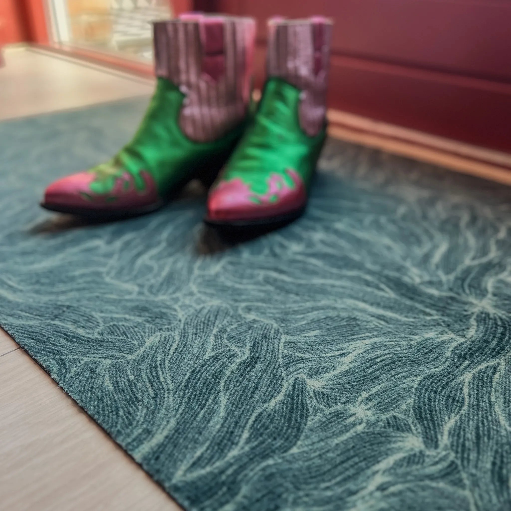 Op maat gemaakte droogloopmat Swirl in zeegroen met golvende print – frisse design deurmat voor binnen van Studio LilaLine
