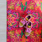 Op maat gemaakte droogloopmat Tropical Vibrance met tropische print in roze, groen en oranje – kleurrijke design deurmat voor binnen van Studio LilaLine