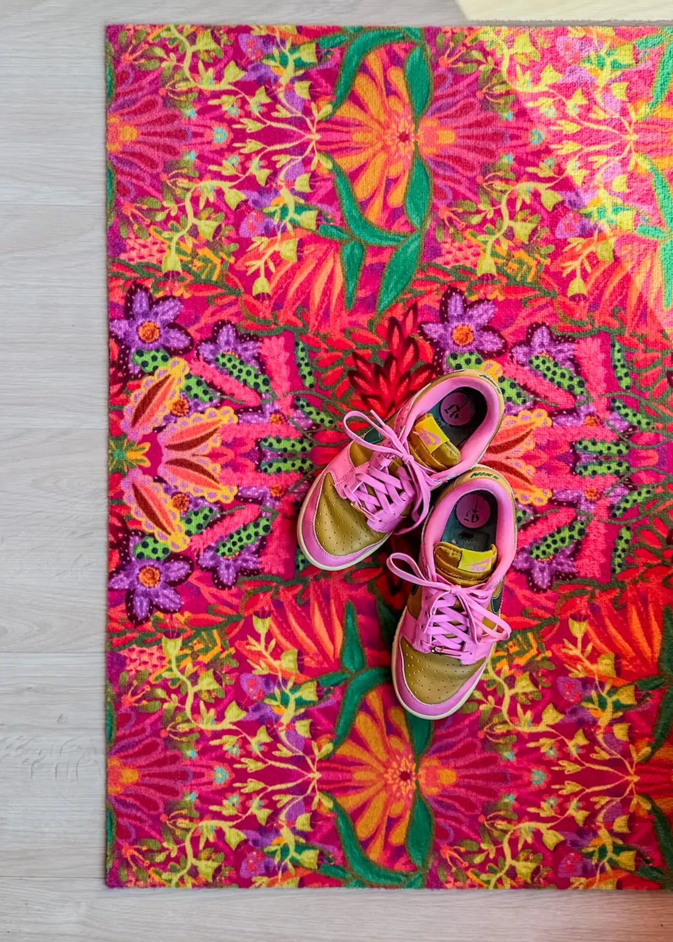 Op maat gemaakte droogloopmat Tropical Vibrance met tropische print in roze, groen en oranje – kleurrijke design deurmat voor binnen van Studio LilaLine
