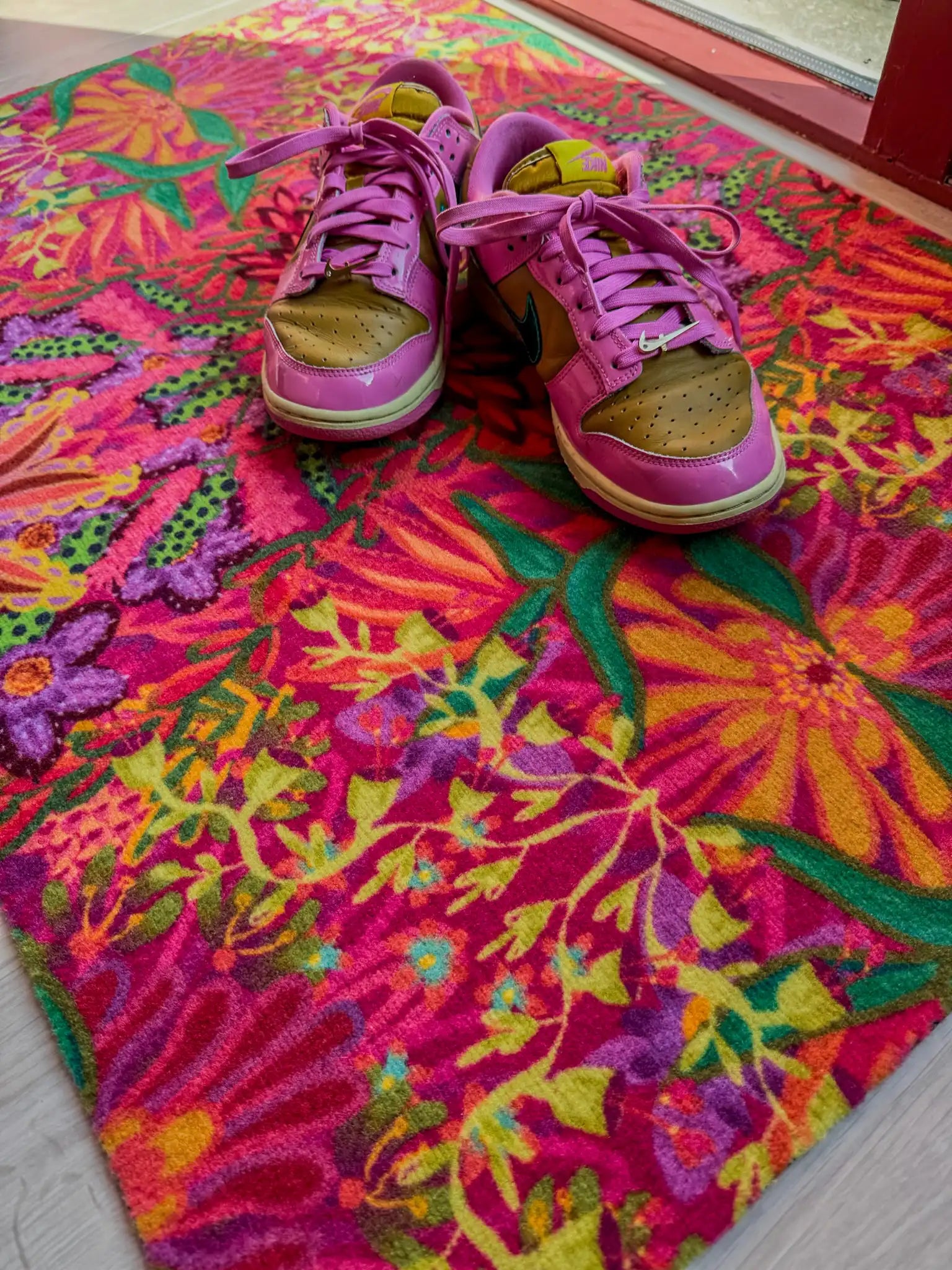 Op maat gemaakte droogloopmat Tropical Vibrance met tropische print in roze, groen en oranje – kleurrijke design deurmat voor binnen van Studio LilaLine