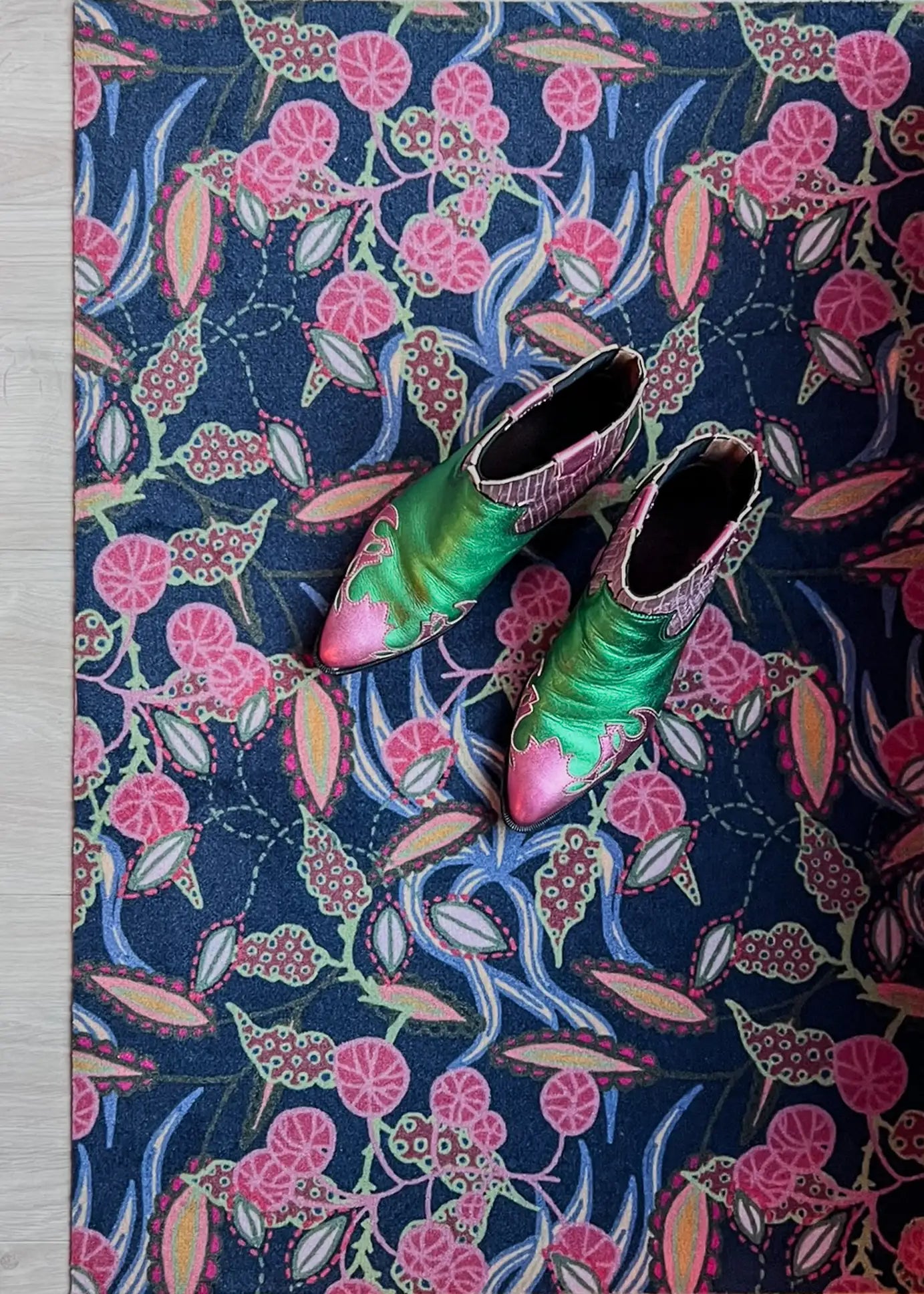 Op maat gemaakte droogloopmat Urban Hipster in blauw met oranje grafische print – edgy design deurmat voor binnen van Studio LilaLine