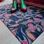 Op maat gemaakte droogloopmat Urban Hipster in blauw met oranje grafische print – edgy design deurmat voor binnen van Studio LilaLine