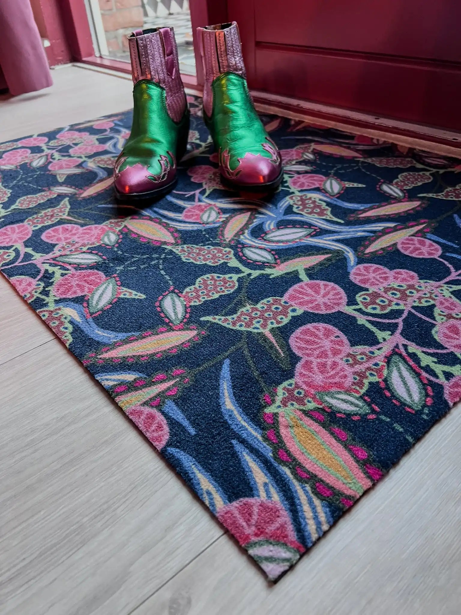 Op maat gemaakte droogloopmat Urban Hipster in blauw met oranje grafische print – edgy design deurmat voor binnen van Studio LilaLine