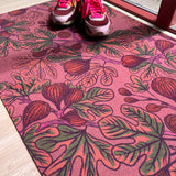 Droogloopmat met vijgenbladeren in warme oranje- en groentinten op een mauve basis. Een aardse herfstprint vol rust en rijkdom.