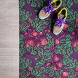 Droogloopmat met vijgenbladmotief in mauve met accenten van donkerpaars en donkergroen. Een diepe, zomerse print met mediterrane warmte.