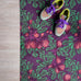 Droogloopmat met vijgenbladmotief in mauve met accenten van donkerpaars en donkergroen. Een diepe, zomerse print met mediterrane warmte.