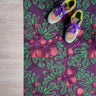 Droogloopmat met vijgenbladmotief in mauve met accenten van donkerpaars en donkergroen. Een diepe, zomerse print met mediterrane warmte.