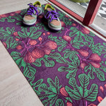 Droogloopmat met vijgenbladmotief in mauve met accenten van donkerpaars en donkergroen. Een diepe, zomerse print met mediterrane warmte.