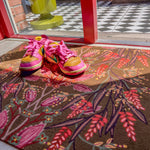 Op maat gemaakte droogloopmat van Studio LilaLine met een verfijnd wisteria-patroon in warme sepia- en zandtinten – de bloemtrossen hangen sierlijk naar beneden en geven de mat een rustige, natuurlijke uitstraling. De mat is slijtvast, neemt goed vocht op en voegt een vleugje zachtheid toe aan je hal of gang.