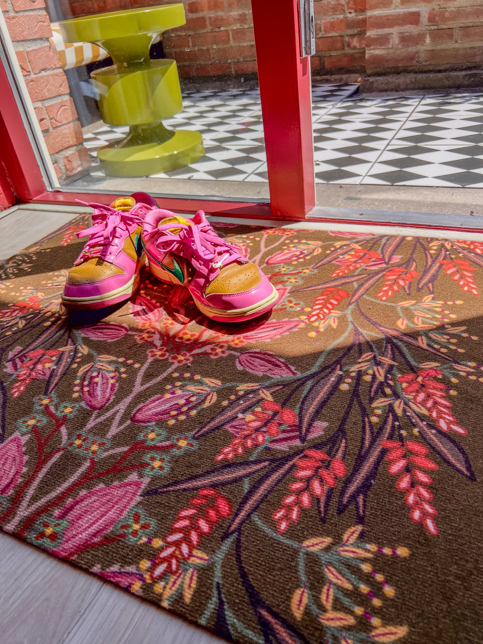 Op maat gemaakte droogloopmat van Studio LilaLine met een verfijnd wisteria-patroon in warme sepia- en zandtinten – de bloemtrossen hangen sierlijk naar beneden en geven de mat een rustige, natuurlijke uitstraling. De mat is slijtvast, neemt goed vocht op en voegt een vleugje zachtheid toe aan je hal of gang.