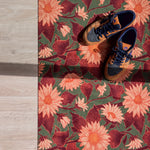 Droogloopmat met zachte perzikkleurige zonnebloemen op een donkergroene achtergrond. De print straalt herfstwarmte en natuurlijke charme uit.