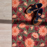 Droogloopmat met zachte perzikkleurige zonnebloemen op een donkergroene achtergrond. De print straalt herfstwarmte en natuurlijke charme uit.