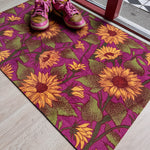 Droogloopmat met grote zonnebloemen in warme tinten op een levendige fuchsia ondergrond. Een zomerse kleurenexplosie voor bij de voordeur.