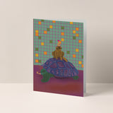 Dubbelgevouwen A6-kaart van Studio LilaLine met op de voorkant een feestelijke illustratie van een schildpad met een stokstaartje op zijn rug – allebei dragen ze feestmutsjes en lijken onderweg naar een feestje te zijn. De schildpad kijkt rustig voor zich uit, terwijl het stokstaartje nieuwsgierig om zich heen kijkt. De sfeer is vrolijk en lief. De binnenkant van de kaart is leeg en biedt ruimte voor een persoonlijke boodschap.