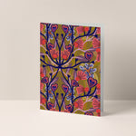 Dubbelgevouwen A6-kaart van Studio LilaLine met op de voorkant een speelse grafische print in sepia, roze en blauw – het ontwerp bestaat uit golvende vormen en ritmische lijnen die doen denken aan een funky stad vol kleur en beweging. De stijl is retro en energiek, met een warme, vrolijke uitstraling. De binnenkant is blanco en biedt ruimte voor een persoonlijke boodschap.