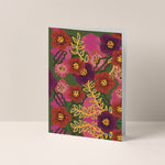 Dubbelgevouwen A6-kaart van Studio LilaLine met op de voorkant een vrolijke bloemenprint in roze en groen – het ontwerp toont speelse bloemen in volle bloei, met ronde vormen en een levendige uitstraling. De kleurencombinatie is fris en optimistisch, perfect voor een kaart die blij maakt. De binnenkant is blanco en biedt ruimte voor een persoonlijke boodschap.