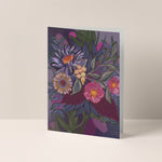 Dubbelgevouwen A6-kaart van Studio LilaLine met op de voorkant een statige bloemillustratie in roze en paars – de bloem is groot en centraal geplaatst, met verfijnde details die doen denken aan botanische tekeningen uit een museumcollectie. De stijl is elegant en klassiek, met een moderne twist door het kleurgebruik. De binnenkant is blanco en klaar voor een persoonlijke boodschap.