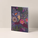 Dubbelgevouwen A6-kaart van Studio LilaLine met op de voorkant een statige bloemillustratie in roze en paars – de bloem is groot en centraal geplaatst, met verfijnde details die doen denken aan botanische tekeningen uit een museumcollectie. De stijl is elegant en klassiek, met een moderne twist door het kleurgebruik. De binnenkant is blanco en klaar voor een persoonlijke boodschap.