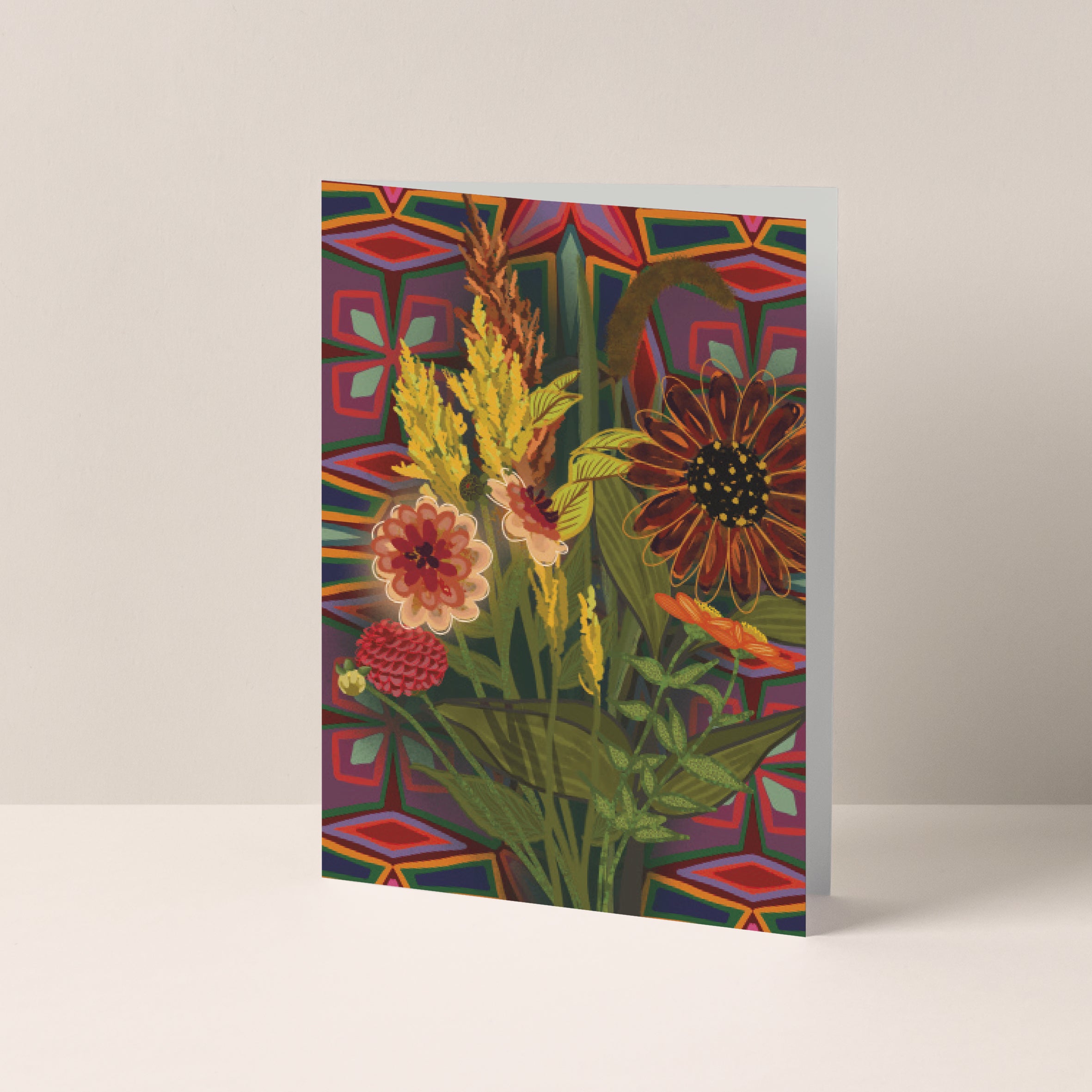 Dubbelgevouwen A6-kaart van Studio LilaLine met op de voorkant een grote retro bloem in warme oranjetinten – de bloem is grafisch en gestileerd, met afgeronde bloemblaadjes en een duidelijke knipoog naar het design van de jaren 70. De sfeer is vrolijk, gedurfd en zonnig. De binnenkant is blanco en geschikt voor een persoonlijke boodschap.