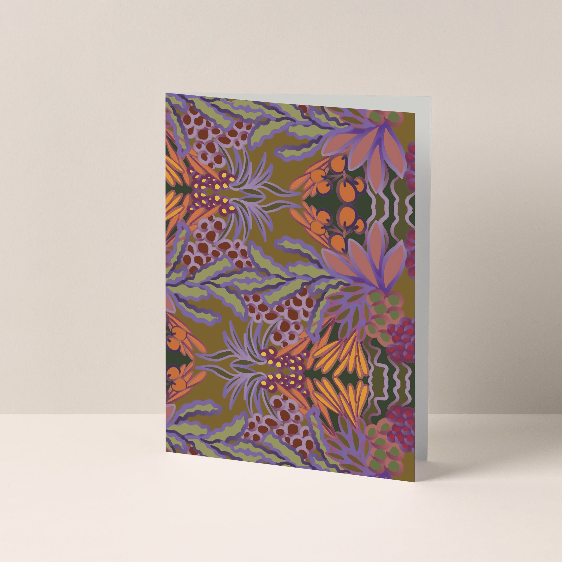 Dubbelgevouwen A6-kaart van Studio LilaLine met op de voorkant een tropische bloemenprint in paarse en oranje tinten – het ontwerp barst van kleur en warmte, met grote bladeren en bloeiende vormen die doen denken aan een zomerse jungle. De stijl is speels en energiek, perfect voor een zonnige groet. De binnenkant is blanco en klaar voor een persoonlijke boodschap.