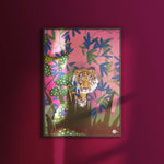 Fantasy art print van Studio LilaLine met een sierlijke tijger in een kleurrijke, fantasierijke omgeving – de tijger ligt of loopt ontspannen tussen planten en patronen, met levendige tinten zoals roze, groen en oranje. De stijl is speels en dromerig, met een tikkeltje mysterie. Perfect als expressieve wanddecoratie voor liefhebbers van dieren en fantasie.