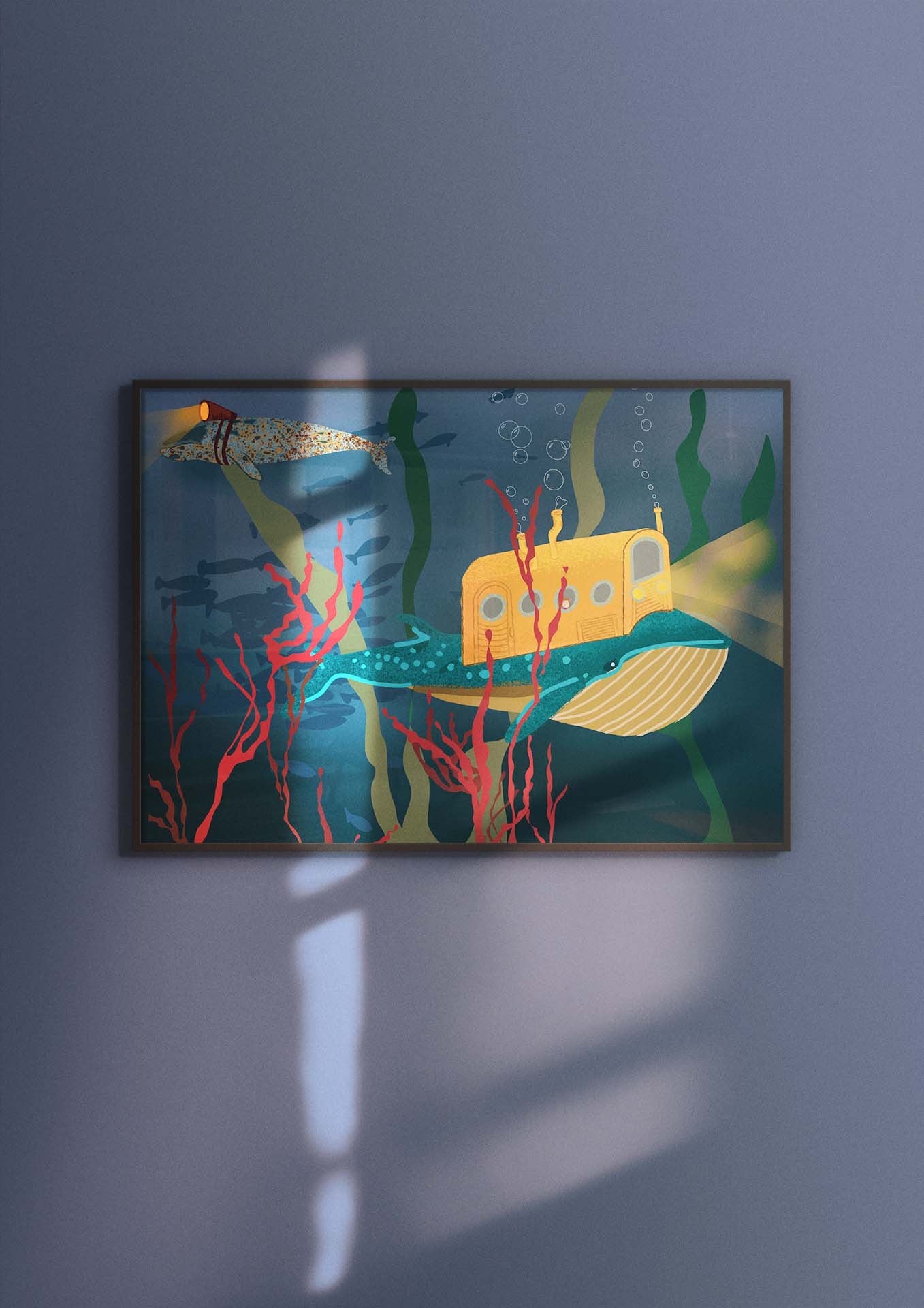 Fantasy art print van Studio LilaLine met een magische illustratie van een walvis die tegelijk een onderzeeër is – het dier zweeft door een onderwaterwereld vol fantasiedetails, patrijspoorten en zachte kleuren. De sfeer is sprookjesachtig en vriendelijk, alsof je in een droom de oceaan verkent. Perfect als kunstzinnig accent voor aan de muur van een kinderkamer of speelhoek.