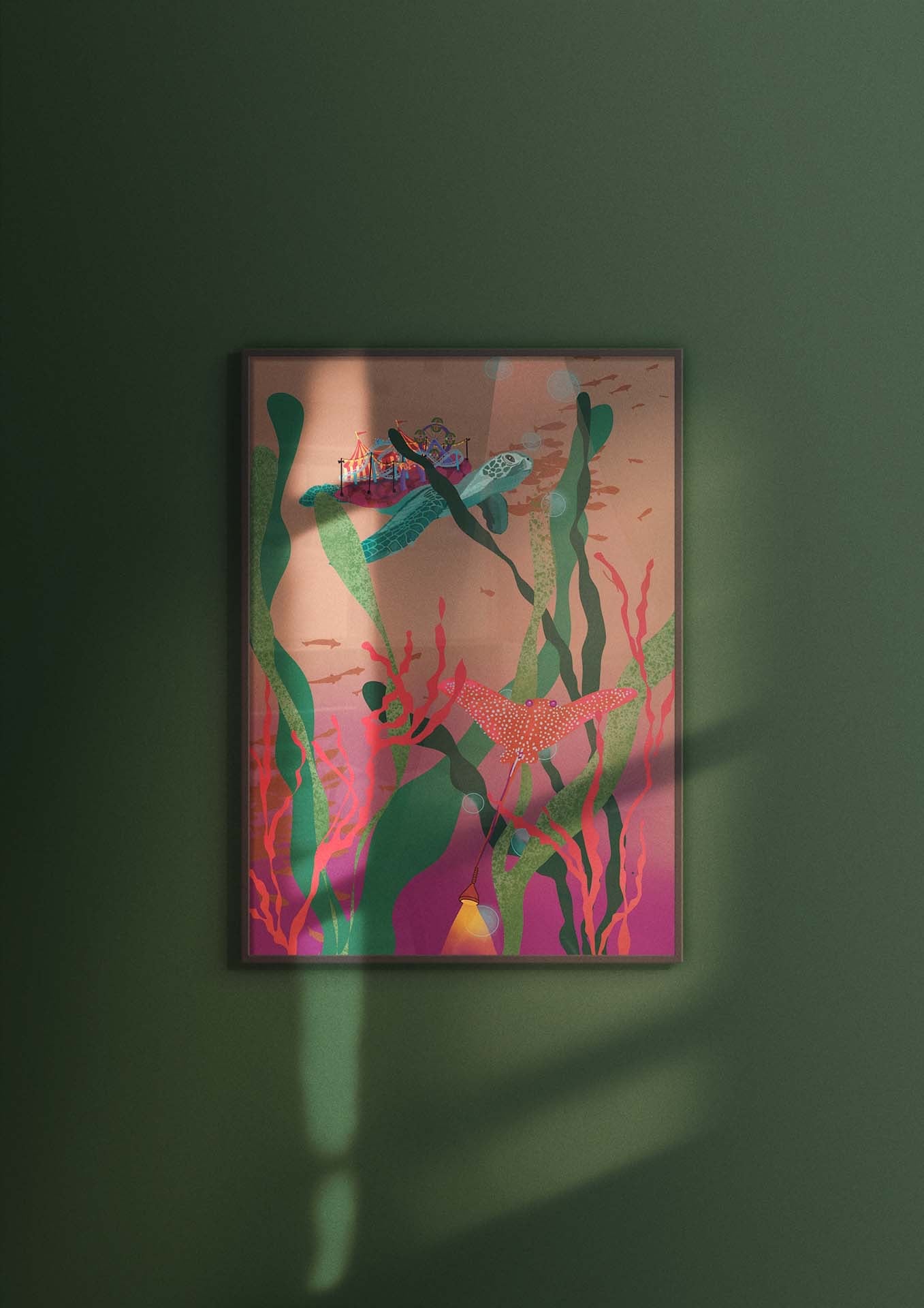 Fantasy art print van Studio LilaLine met een dromerige illustratie van een grote zeeschilpad – het dier zweeft rustig door een kleurrijke, fantasievolle onderwaterwereld vol sierlijke details en zachte tinten. Op zijn schild zijn speelse elementen verwerkt, zoals bloemen of feestelijke vormen. De sfeer is kalm en verwonderend. Perfect als betoverende wanddecoratie voor jong en oud.