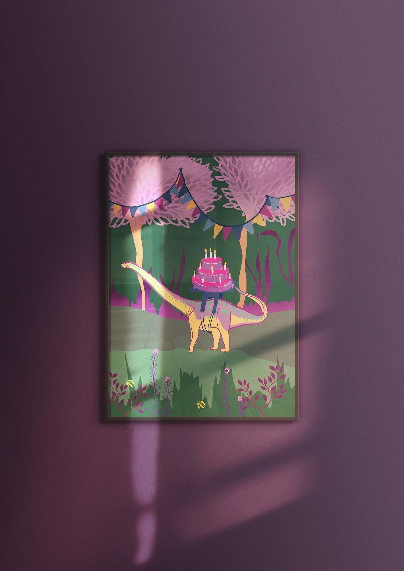 Fantasy art print van Studio LilaLine met een feestelijke illustratie van een dinosaurus met een verjaardagstaart op zijn rug – de dino met lange nek kijkt vriendelijk rond terwijl de taart met kaarsjes stevig staat op zijn rug. De sfeer is vrolijk en fantasierijk, ideaal als decoratie voor een kinderkamer of verjaardagshoek vol kleur en humor.