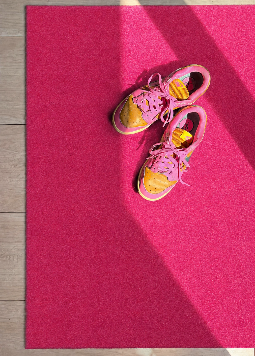 Flamingo Fizz deurmat met Nike schoenen