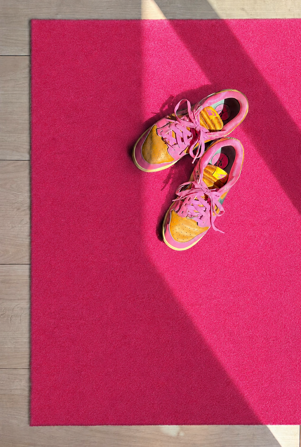 Flamingo Fizz deurmat met Nike schoenen