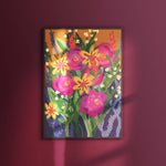 Art print van Studio LilaLine met een vrolijke wilde bloem in zonnig geel, aangevuld met roze accenten – de bloem heeft een losse, speelse vorm en lijkt net geplukt uit een zomers bloemenveld. De print straalt warmte en optimisme uit en komt prachtig tot zijn recht als poster of ingelijst in een lichte, levendige ruimte.
