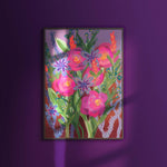 Art print van Studio LilaLine met een expressieve wilde bloem in paarse tinten – de bloem is losjes geïllustreerd met speelse vormen en een levendige uitstraling, aangevuld met accenten van roze en groen. De print straalt kracht en natuurlijke spontaniteit uit, en is een echte blikvanger aan de muur of in een stijlvolle lijst.